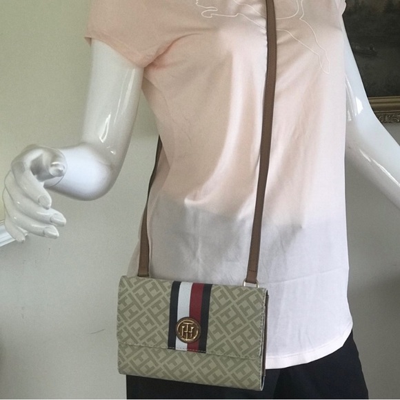 Tommy Hilfiger Cross Body Wallet/Bag - Picture 6 of 6